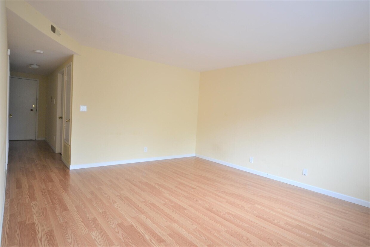 Primary Photo - 170 Blake St