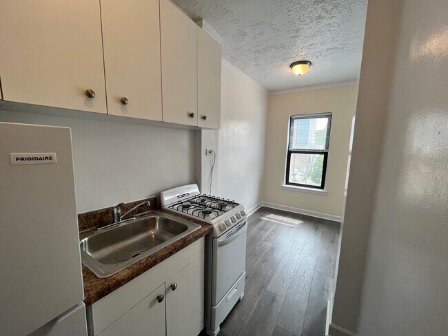 Building Photo - 5430 N Kenmore Ave
