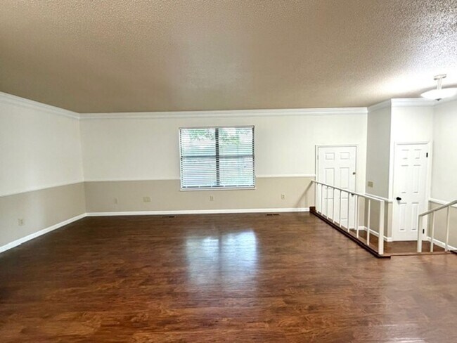 Foto del edificio - 2 Bedroom 1 Bath Duplex with garage/basement, side porch, and carport.