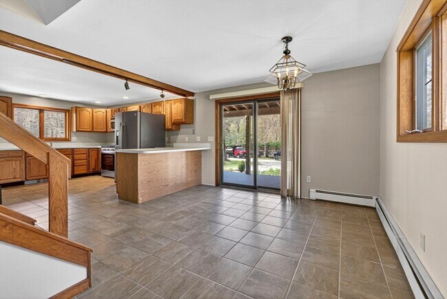 Foto del edificio - 6 Pine Woods Rd