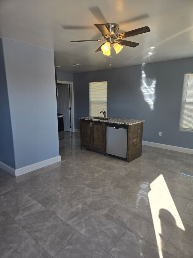 Building Photo - Charming 1 Bedroom Apartment