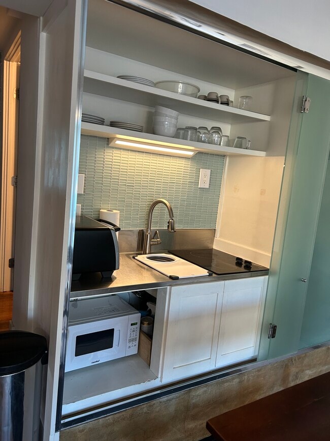 Kitchen - 2858 Waverly Dr