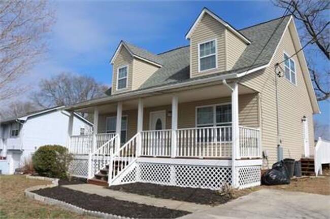 Building Photo - Quaint 4 Bedroom house