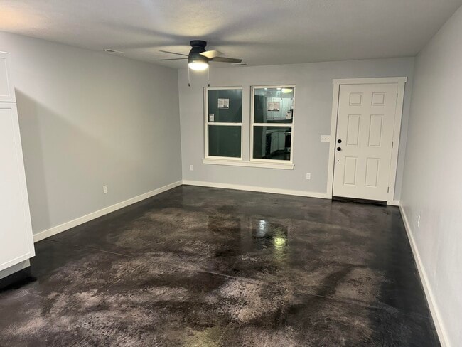 Building Photo - 301 W Sunrise St