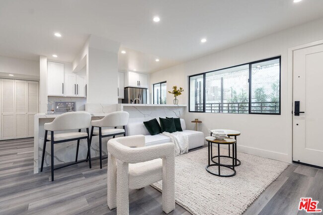 Foto del edificio - 1262 N Sweetzer Ave