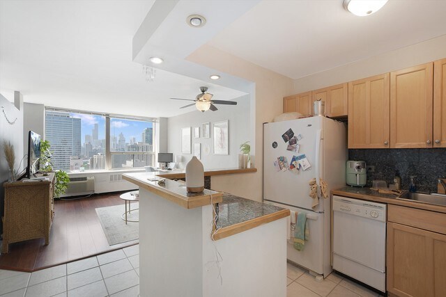 Foto del edificio - 1360 N Sandburg Terrace