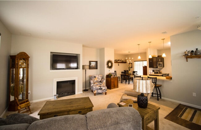 2BR, 2BT - 1338SF - living room - The Courts at Lime Spring