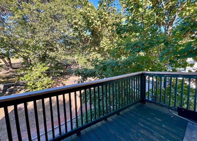 Building Photo - 49 Beech Glen St