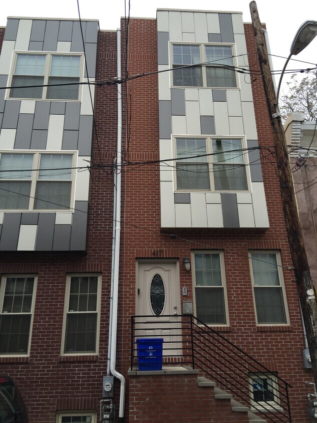 Town Home - 417 Mercy St