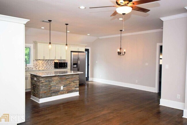 Building Photo - 3002 Laguna Dr