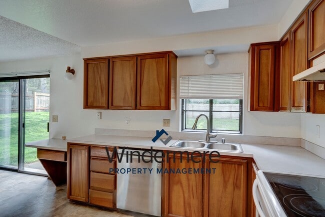 Building Photo - 4 Bedroom 2.5 Bathroom Home Close to West Beach
