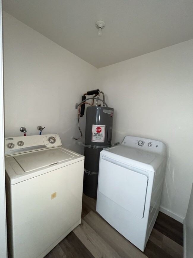 Building Photo - A stunning 2-bedroom, 1-bathroom rental pr...