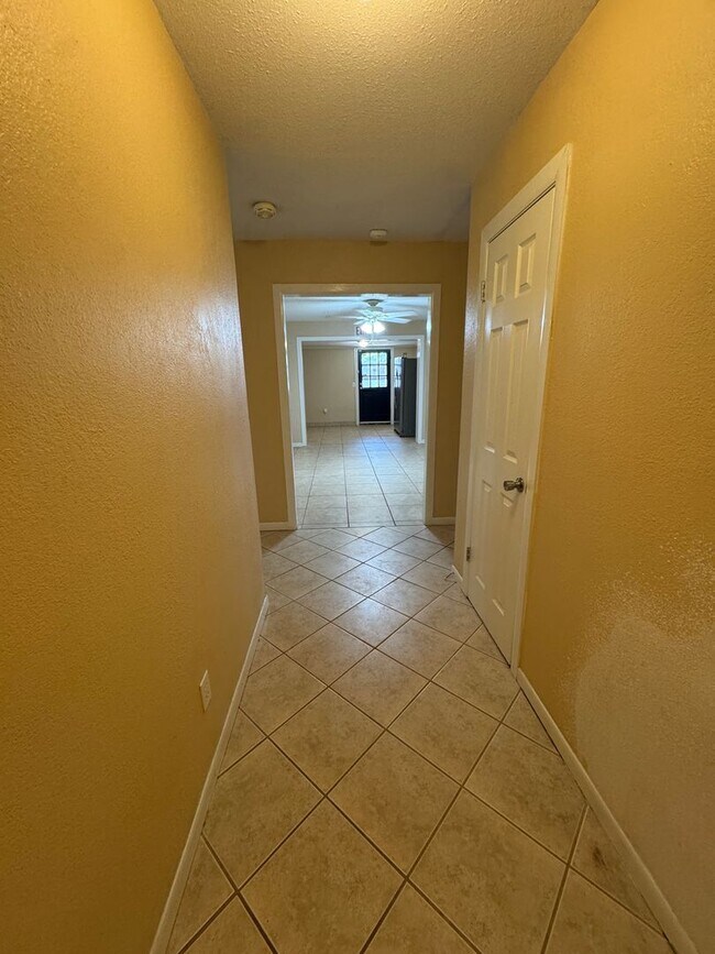 Foto del edificio - Huge 4 Bedroom, 3 Bath Home with All Appli...