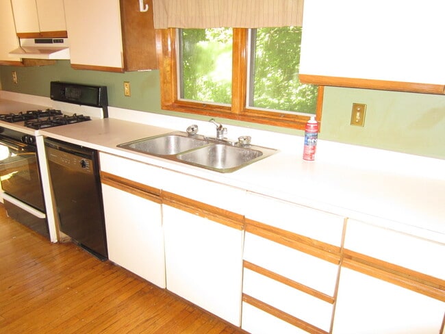 Building Photo - Single Family Home within walking distance to Quinnipiac