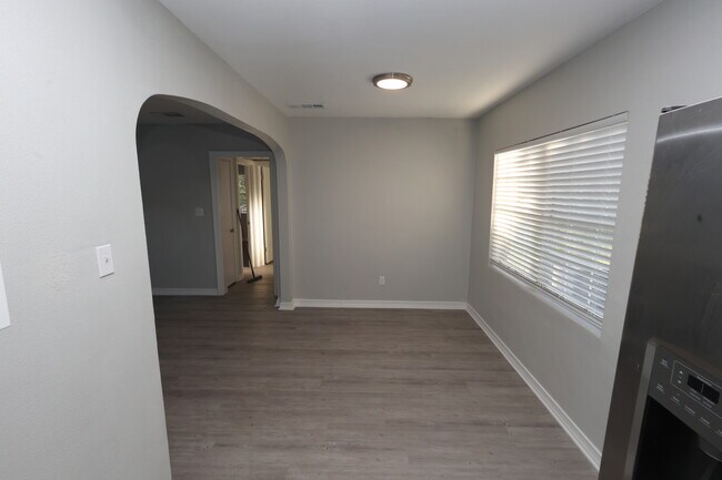 Building Photo - 110 N Palm Ave