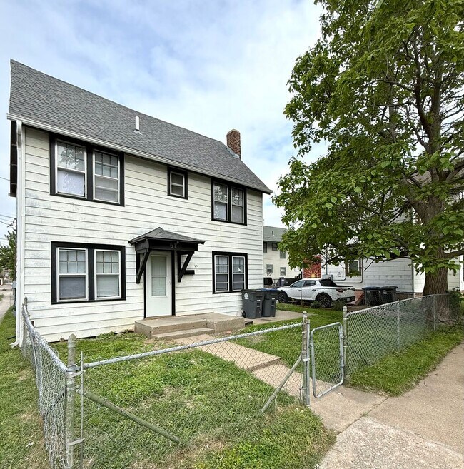 Spacious 2 Bed with Bonus Rooms & Fresh Updates - Spacious 2 Bed with Bonus Rooms & Fresh Updates House