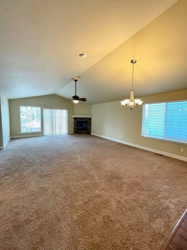 Building Photo - Gorgeous single level home in NE Bend!