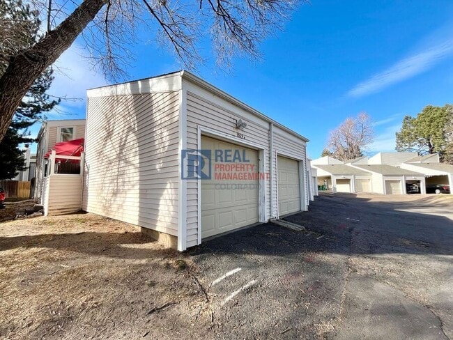 Building Photo - 1529 S Sable Blvd