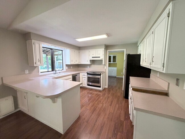 Building Photo - Well Maintained Three Bedroom Home in South Salem