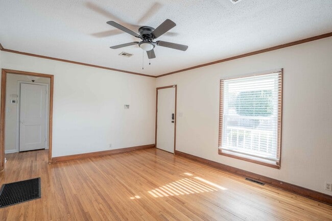 Building Photo - Cute Tulsa Home Available Now! 2 bedrooms and 1 bath