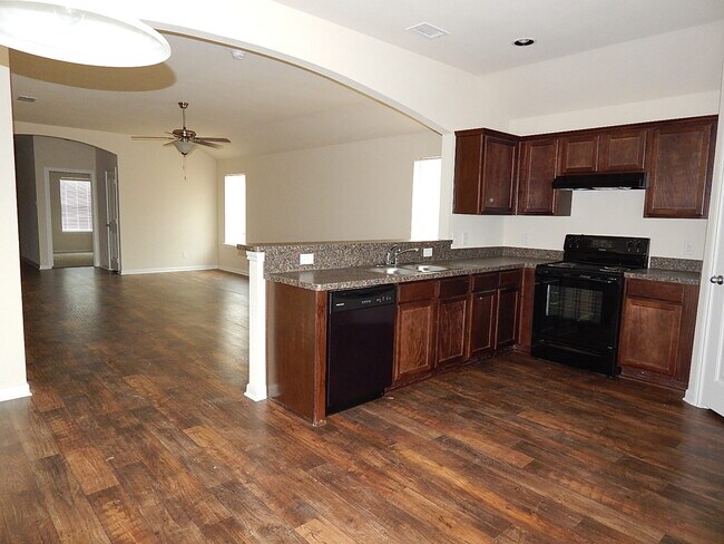 Foto del edificio - ***Pre-Marketing*** Stylish 4-Bedroom Home...