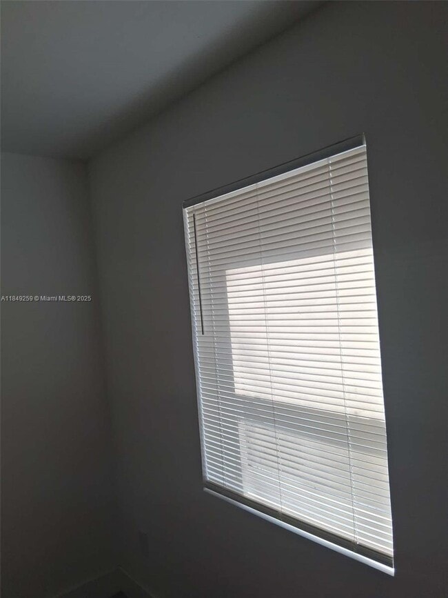 Foto del edificio - 400 NE 161st St
