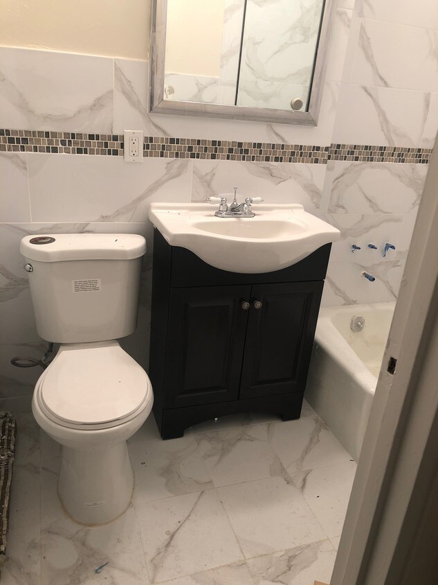 Foto principal - 85-25 68th Rd