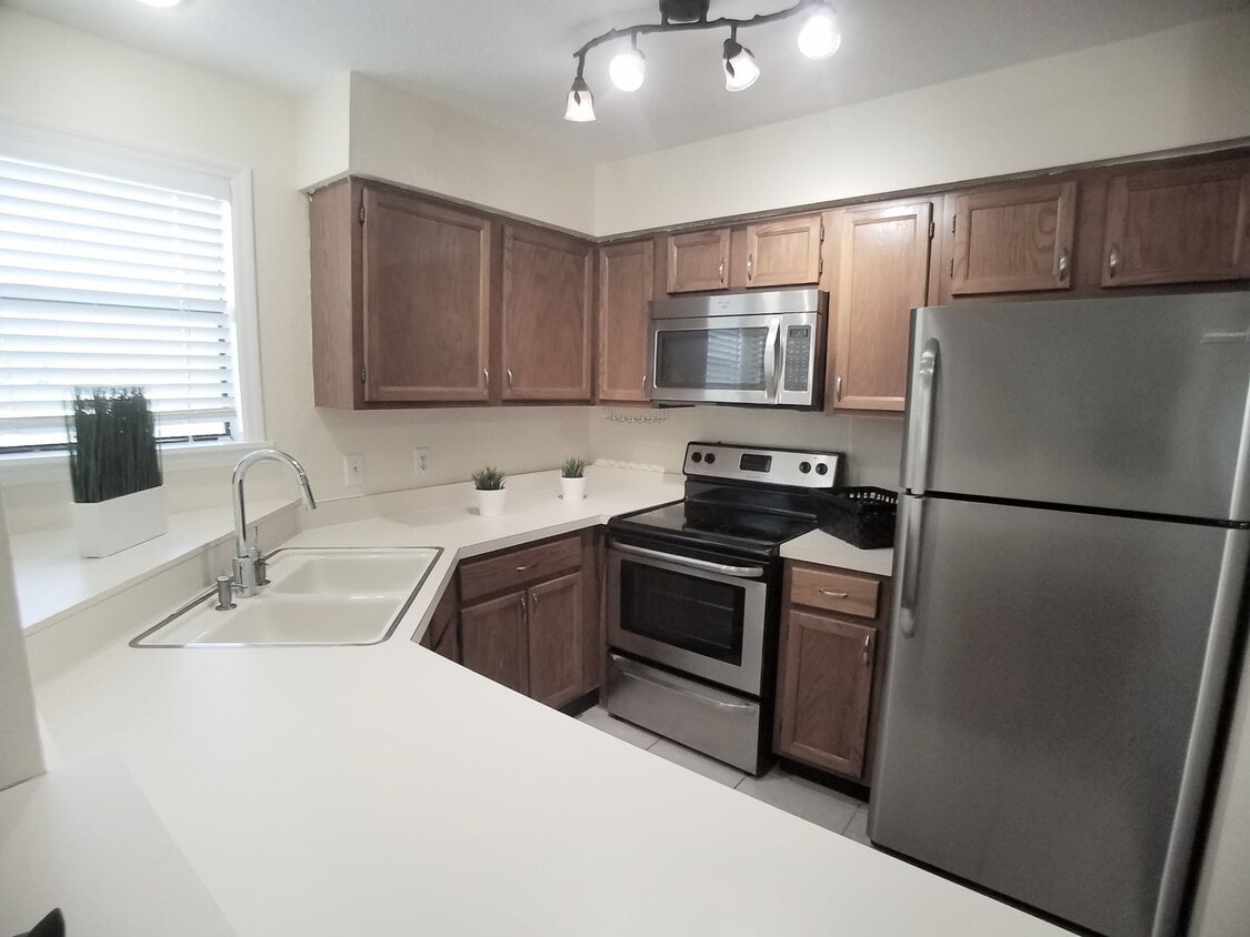 Beautiful 1/1 wood floor condo for rent in... - Beautiful 1/1 wood floor condo for rent in...