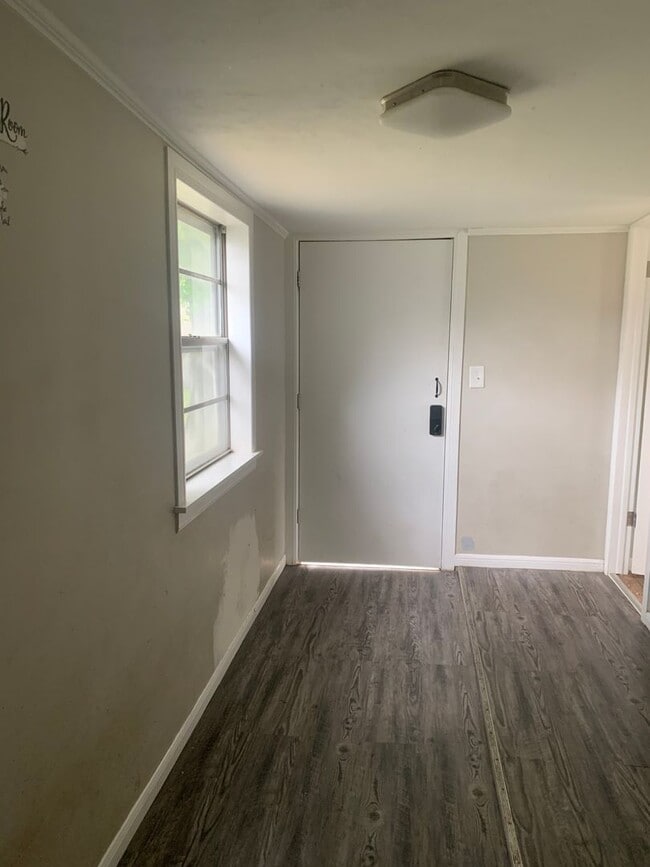 Building Photo - Adorable and large 3 bedroom house with sc...