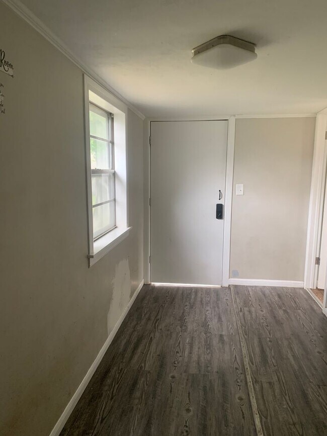 Foto del edificio - LEASETAKEOVER: NO DEPOSIT NEEDED!!!!  Adorable and large 3 bedroom house with screen in Porch! Ap...