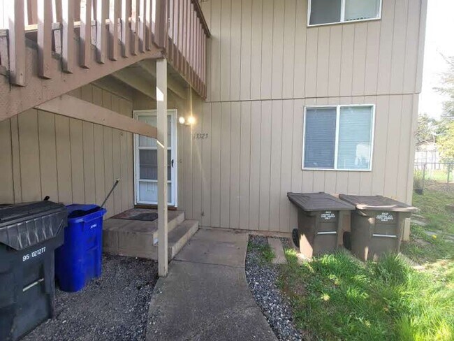 Foto del edificio - 13323-13325 Clairmont Way