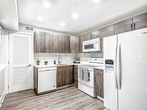 Building Photo - Castlebrook Apartments