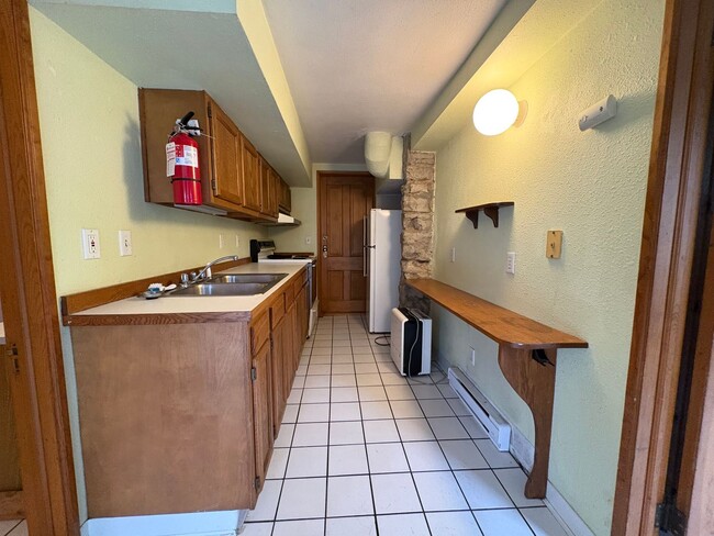 Building Photo - 908 E Washington St