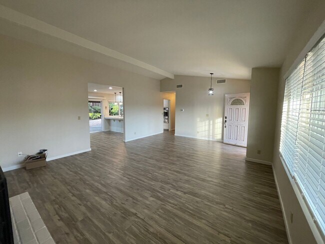 Foto del edificio - North Poway's Summerfield Estates, 3/2 with 2 Car Attached Garage, single level.