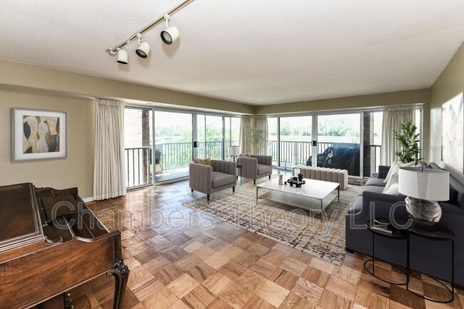 Building Photo - 1300 Army Navy Dr