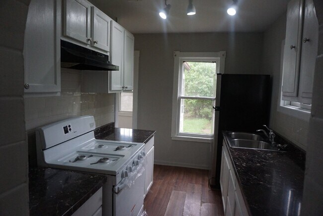 Building Photo - Quaint single family home with 3 season po...