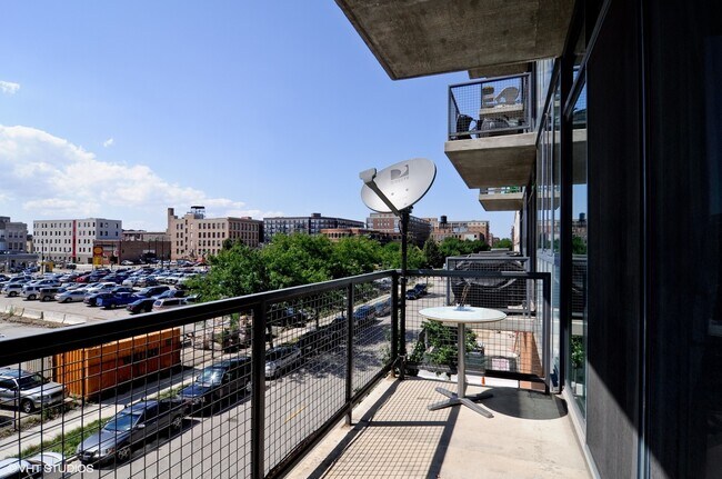 Building Photo - 321 S Sangamon St