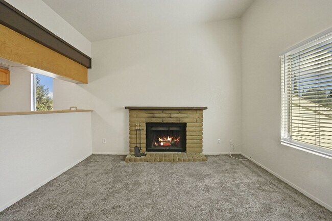 Building Photo - Just Like New This 2 Bedroom Condo Has It ...