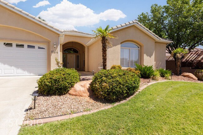 Building Photo - Stunning 3-Bedroom Home with Private Backy...