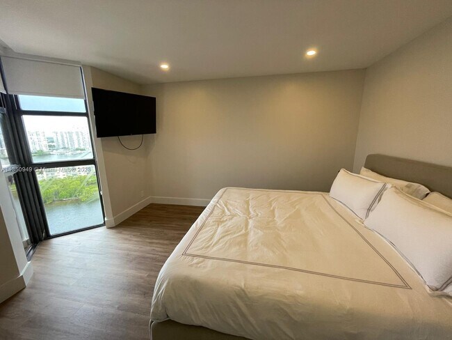Foto del edificio - 1000 W Island Blvd