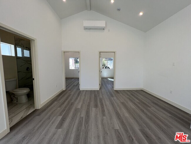 Foto del edificio - 8642 Baring Cross St