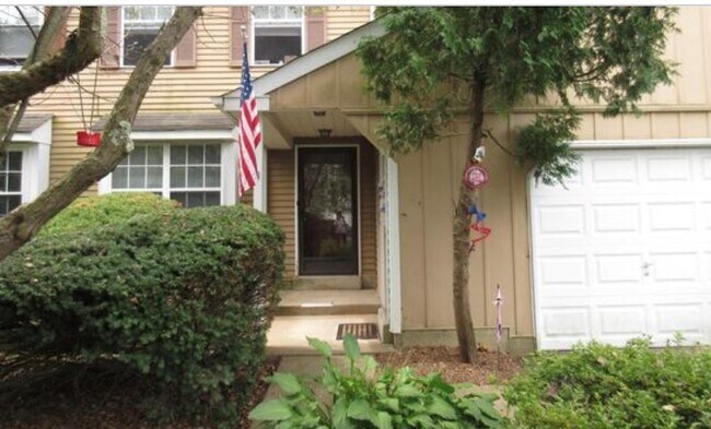 Building Photo - 573 Thrush Ct