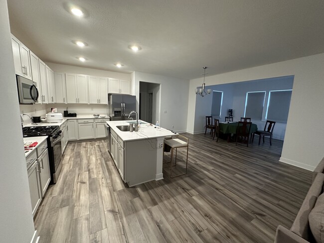 Building Photo - 2060 Dixon Crk Dr