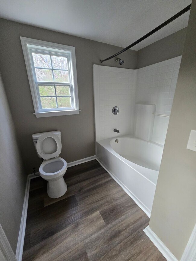 Building Photo - Three Bedroom Home in East Brainerd With ALL Utilities Included