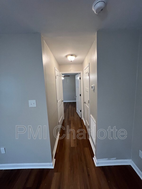 Building Photo - 621 W Iredell Ave