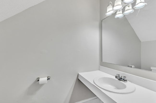Building Photo - 2 Bedroom Walking Distance to NCSU!