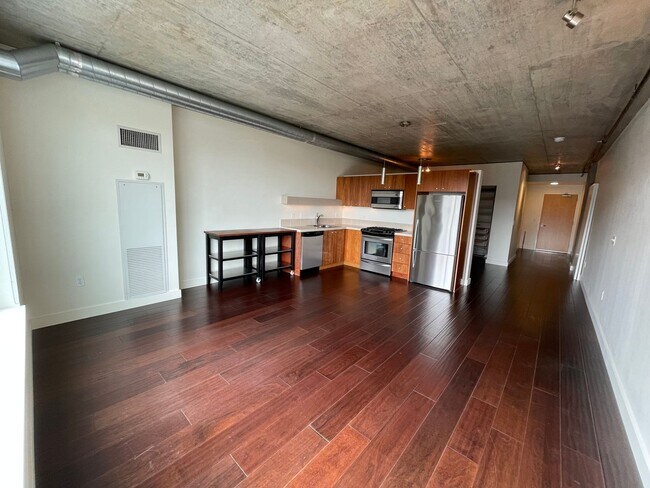 Foto del edificio - Charming 1-Bedroom Condo with Open Layout & Natural Light!