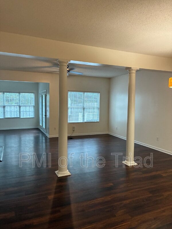 Foto del edificio - 3005 Windsor Creek Way