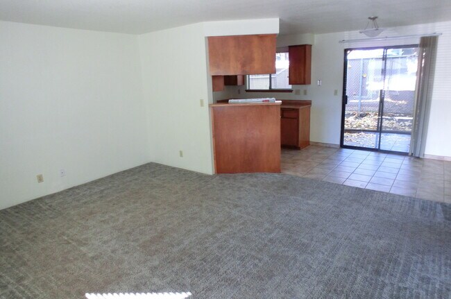 Foto del edificio - Downstairs Apartment Near Food and Shopping