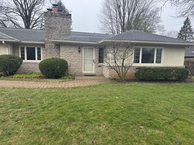 Building Photo - 3 Bedroom 2 Bath Ranch Home - Upper Arlington Schools